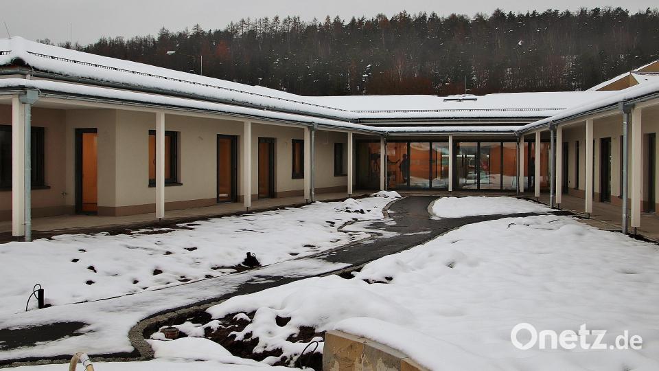 Das Hospiz der Johanniter, ein U-förmiger Bau (hier mit Blick vom künftigen Innenhof aus), ist schon fast fertiggestellt. Es wird unheilbar kranke Menschen aufnehmen, die in Krankenhäusern nicht mehr versorgt werden können und deren häusliche Pflege nicht gesichert ist. Bild: Thomas Dobler