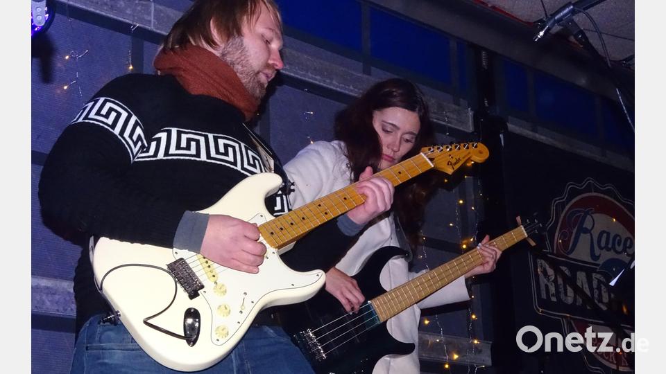Zwei Stützen der &quot;Kleinen Horrorband&quot;: Gitarrist Martin und Bassistin Susi. Bild: Houschka