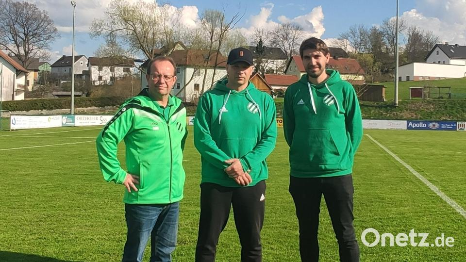 Norbert Merkel (links), Vorsitzender des SV Kohlberg, und Abteilungsleiter Martin Lehner (rechts) gaben den Abschied von Trainer René Niemann zum Saisonende bekannt. Bild: Martin Lehner/exb
