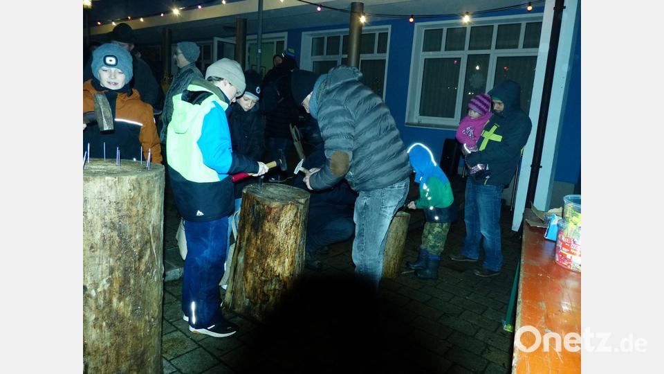 Schon die Jugend versuchte sich beim Nageln. Bild: hme