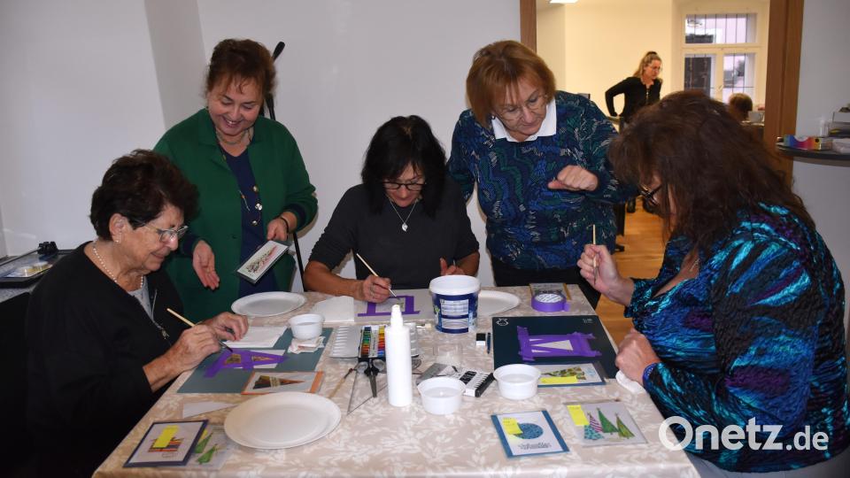 Beim Malen wird viel geplaudert, auch über die Tradition handgeschriebene Weihnachtskarten zu versenden. Künstlerin Angelika Sticht (Zweite von links) gibt den Seniorinnen Hilfestellung bei technischen Fragen zu Farben und Pinsel. Bild: ubb