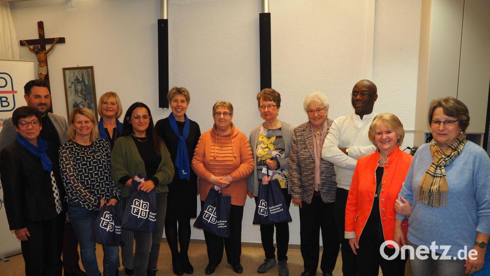 Zu den derzeit insgesamt 230 Mitgliedern des Neustädter Frauenbunds kommen nun Gisela Hösl, Angelika Spachtholz, Birgit Kühnel, Susanne Liebl, Judith Pfeiffer und Birgit Schiffl neu hinzu. Bild: krb