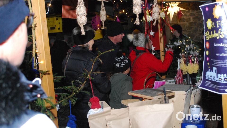 Beim Bahnhofsadvent gibt es eine große Auswahl an Weihnachtsschmuck. Bild: tss