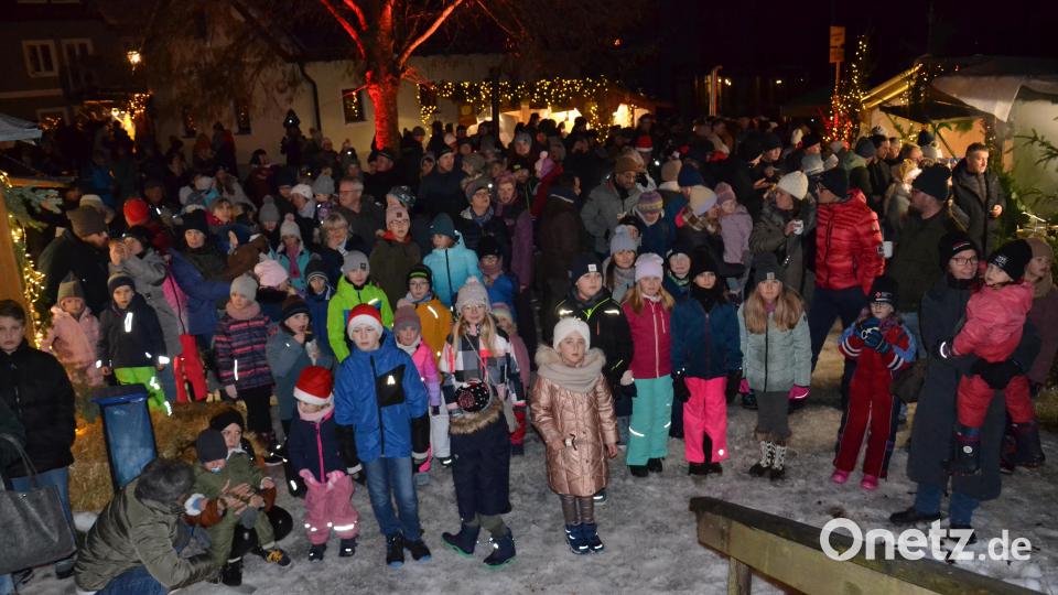 Bei regenfreiem, aber kaltem Winterwetter strömten am ersten Tag des 15. 
Weihnachtsmarktes rund 1.500 Besucher ins Schloss. Sehnsüchtig warteten die Kinder mit ihren Eltern auf das Christkind und seine Engel. Bild: gi