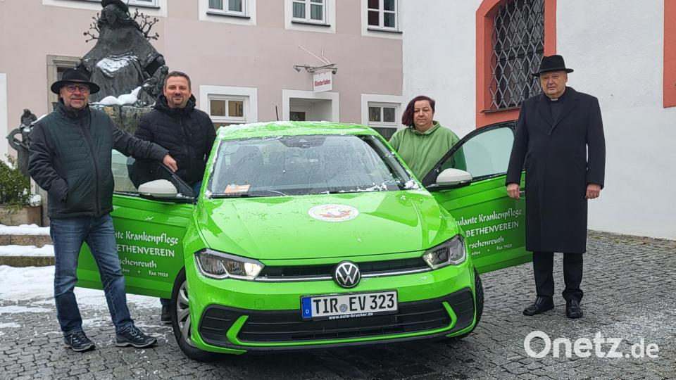 Martin Kneidl, Vorstand Caritas Tirschenreuth, Geschäftsführer des Elisabethenvereins Rainer Schmid, Pflegedienstleitung Cordula Köhler und Monsignore Georg Flierl sehen dem Trägerwechsel des Elisabethenvereins zur Caritas positiv entgegen. Bild: Marion Mayer/exb