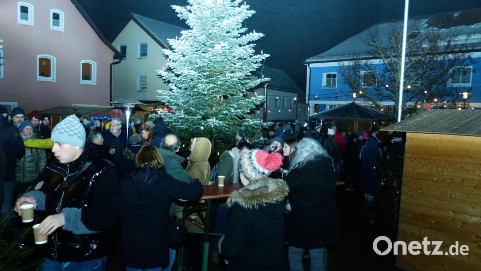 Der große Weihnachtsbaum war der Mittelpunkt beim Weihnachtsmarkt in Kohlberg. Bild: hme