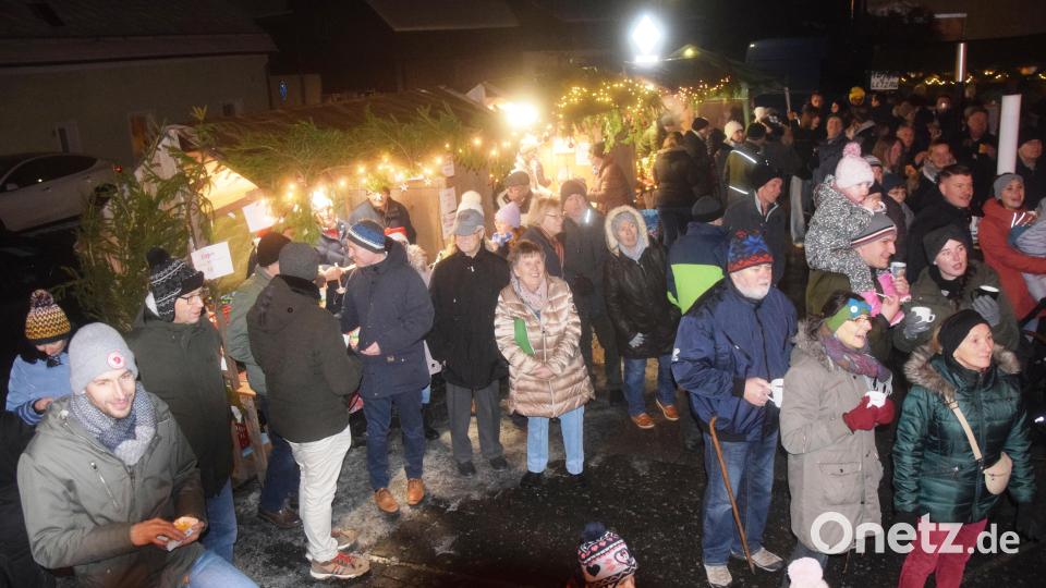 Die vielen Besucher hören die Botschaft des Christkindes beim Christkindlmarkt in Letzau. Bild: fz
