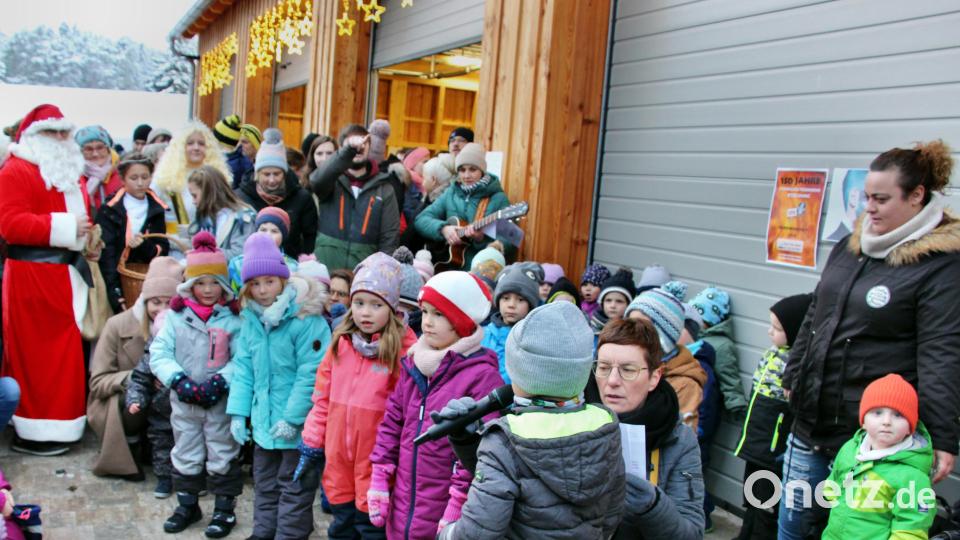 Der Nikolaus hört bei den Liedern und Gedichten der Kleinsten der Gemeinde aus dem Kinderhaus Etzelwang zu. Bild: ds