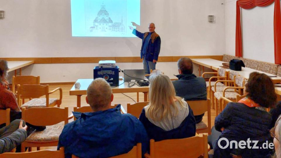 Jochen Neumann berichtete von Zuhörern über die Erbendorfer Kirchengeschichte. Bild: njn