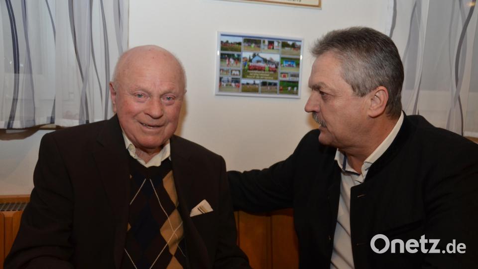 Vorzeigelandwirt Herbert Bäumler aus Obertresenfeld (links) ist das Alter wahrlich nicht anzusehen. Seinen 85. Geburtstag feierte er in großer Runde, darunter war auch Bürgermeister Andreas Wutzlhofer (rechts), der die besten Grüße der Stadt übermittelte. Bild: dob