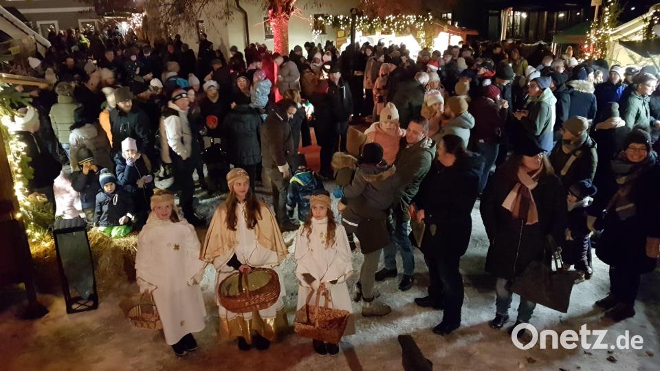 Das Christkind mit seinen beiden Engeln begrüßte die Kinder und ihre Eltern und lud zum Markte ein. Bild: gi