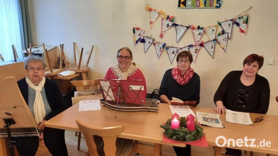 Isabella Buchwald (von links) mit ihrer Veeh-Harfe, Michaela Philberth mit Zither und Gitarre sowie Christa Lautenbacher und Rita Prunhuber führten durch den gemütlichen Nachmittag. Bild: Josef Söllner/exb