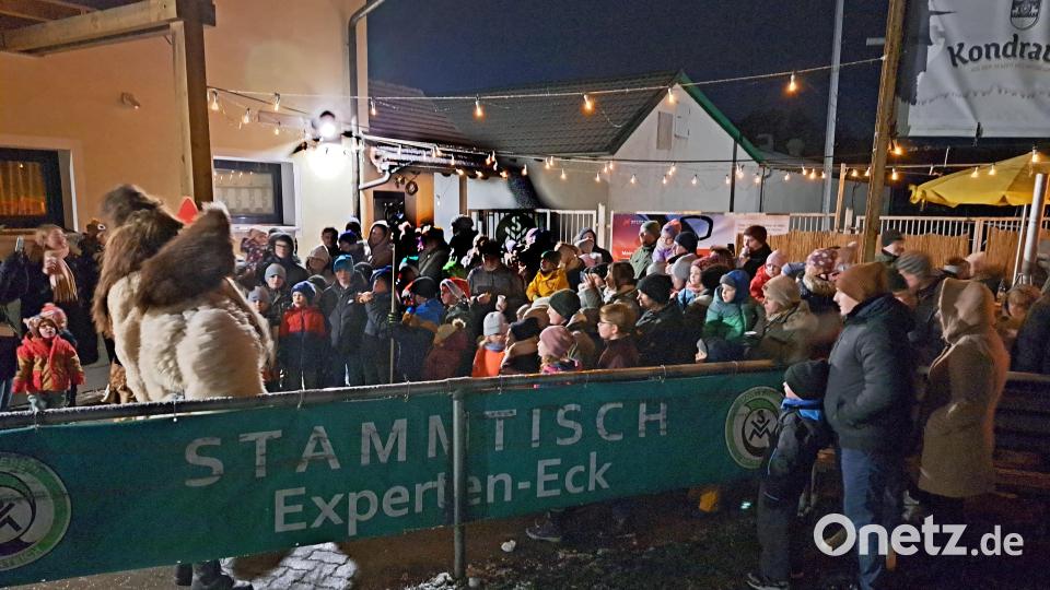 Dicht umlagert von Kindern wurden beim 2. Zipflmützen-Zauber des SV Mitterteich der Nikolaus und seine beiden Knechte. Bild: SV Mitterteich/exb