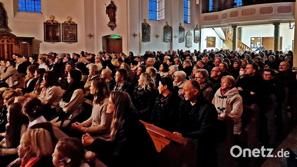 Das Kirchenschiff ist beim &quot;Lichtblicke&quot;-Konzert voll besetzt. Bild: R. Kreuzer