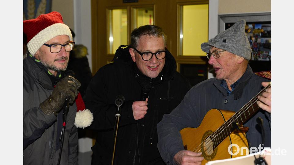 Vorbildlich haben Bürgermeister Herrmann Böhm und der Arbeitskreis Vorsitzende Dietmar Auers bei den Weihnachtsliedern der Gitarrengruppe Poppenricht mitgesungen. Bild: chl