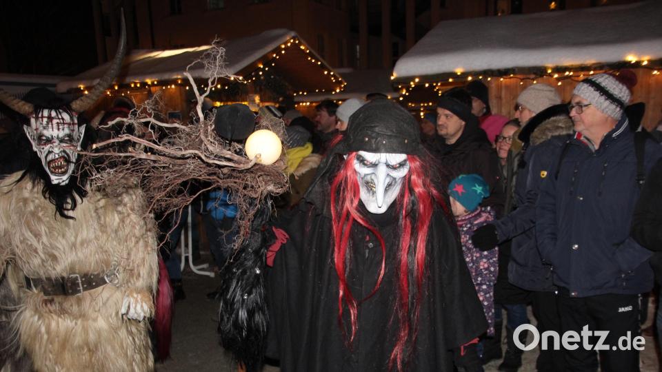 Schaurige &quot;Grölldeifl&quot; mischten sich unters Weihnachtsmarktpublikum in Waldsassen. Bild: kro