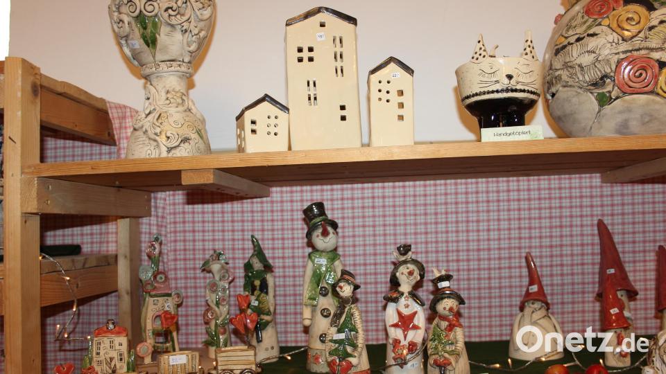 Schneemänner und Wichtel und vieles mehr gestaltete das Töpfer-Team der KAB. Bild: heb