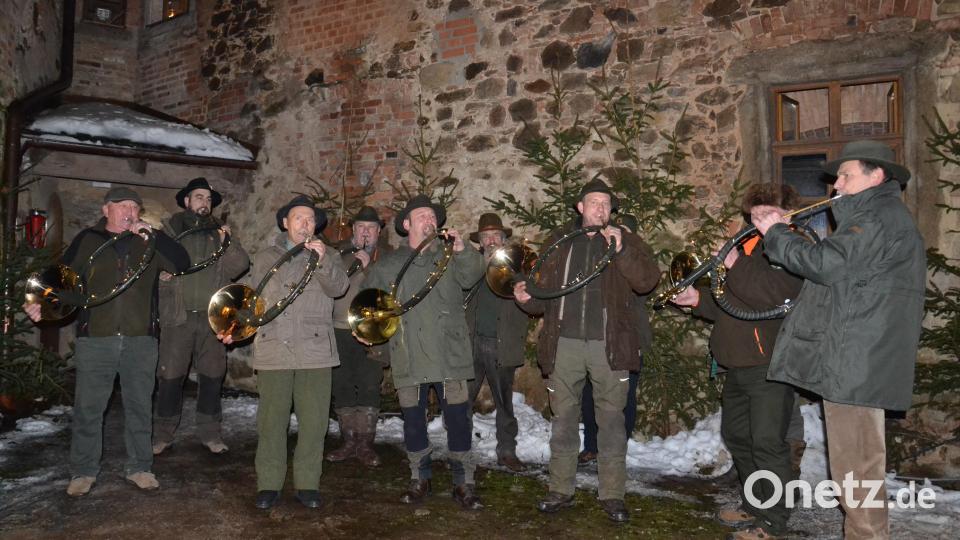 Jagdhornbläser verbreiteten im Innenhof und äußerem Schlosshof unter der Leitung von Florian Forster immer wieder weihnachtliche Klänge. Bild: gi