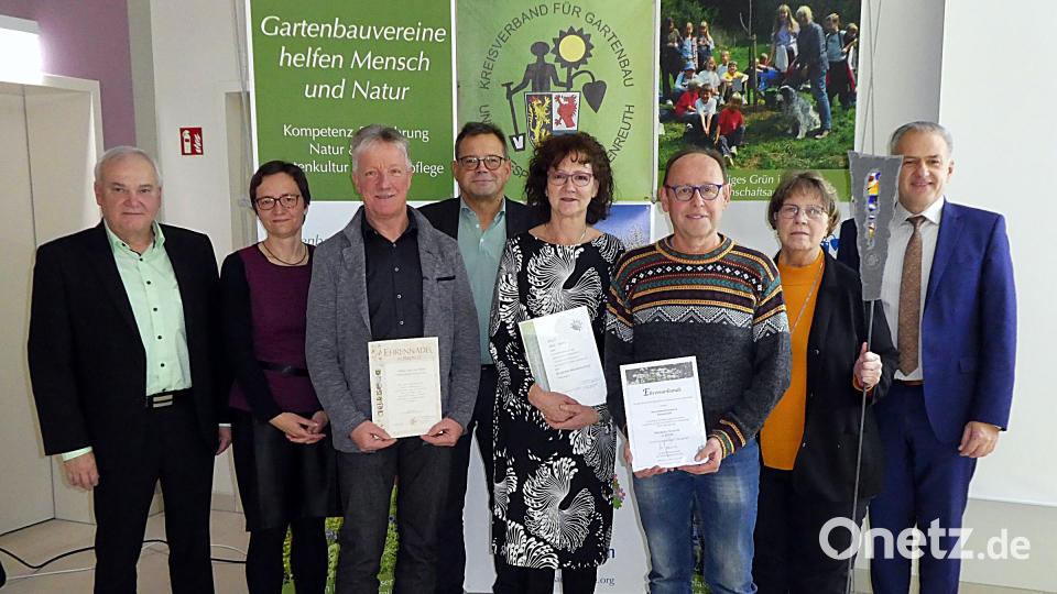 Drei Ehrungen gab es für besondere Verdienste: Von links bürgermeister Günter Kopp, Fachberaterin Manuela Pappenberger, Vincenz Rahn, Fachberater Harald Schlöger, Zweite Vorsitzende Inge Härtl, Jugendsprecher Richard Schiedeck, Inge Geißler und Landrat Roland Grillmeier. Bild: Landratsamt Tirschenreuth/exb
