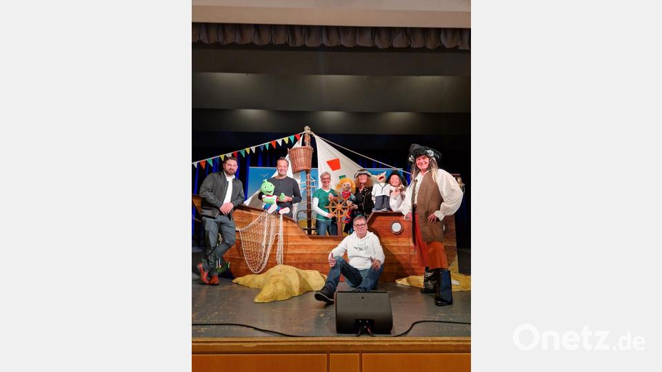 von links: Bürgermeister Dippold; Theaterensemble (Tino Selbach mit Jolinchen; Katja Dietzold mit Henrietta, Jenny Krauser mit Möhrchen und „Pirat“ Heiner Kämmer
mitte Ulrike Rauch AOK-Gesundheitsfachkraft und Projektverantwortliche sitzend Uwe Selch AOK- Öffentlichkeitsarbeit Bild: Uwe Selch/exb