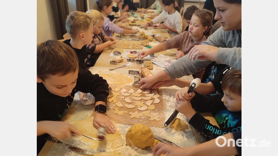 Mit Feuereifer sind die Kinder dabei, den Teig auszurollen und Plätzchen auszustechen. Bild: exb/Lisa Völkl/Kolping