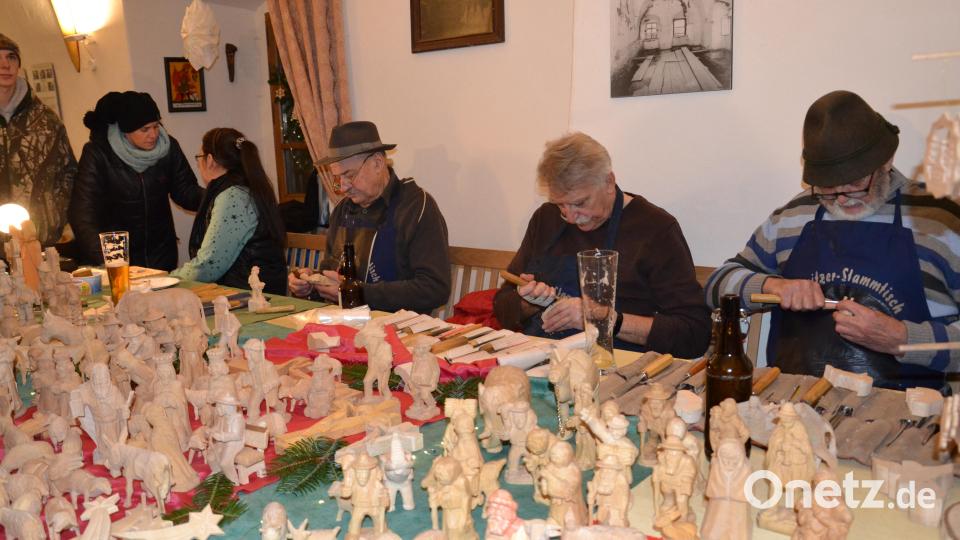 Der Schnitzerstammtisch fertigte Krippenfiguren. Bild: gi