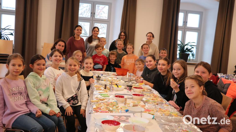 Rund 20 Kinder haben viel Spaß beim Plätzchenbacken mit der Kolpingsfamilie. Bild: exb/Lisa Völkl/Kolping