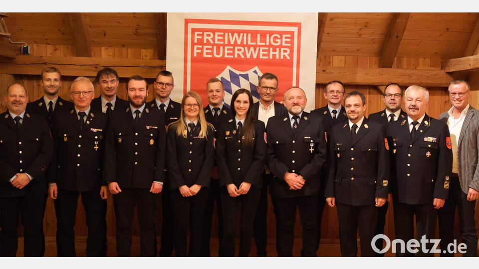 Beim Kameradschaftsabend der Feuerwehr Steiningloh-Urspring werden Mitgluieder geehrt (von links): Zweiter Vorsitzender Michael Schulze, Erster Vorsitzender Michael Pfab, Ludwig Fischer, Franz Giehrl, Quirin Stauber, Erster Kommandant Josef Giehrl, Kathrin Schmidl, Wolfgang Fischer, Marie Giehrl, Richard Honig jun., Erich Stauber, Gerald Silbermann, Kreisbrandinspektor Michael Iberer, Kreisbrandmeister Marco Weiß, Ehrenkreisbrandrat Fredi Weiß und Bürgermeister Hermann Falk. Bild: u