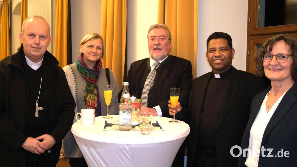 Beim Empfang im Pfarrheim zeigen sich Weihbischof Reinhard Pappenberger, Bereichsleiterin Elisabeth Bücherl-Beer, Kirchenpfleger Hermann Gebhard, Pater Georg und Bauleiterin Lydia Zahner (von links) zufrieden mit dem Ergebnis der Renovierungsarbeiten. Bild: Hirsch
