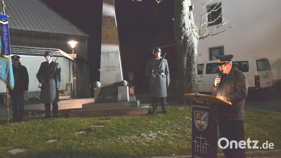 Auch der erste Vorsitzende des Kriegervereins Burgtreswitz Hans Höcker gedachte der Gefallenen, Vermissten und Opfer der beiden Weltkiege aus Burgtreswitz. Bild: gi