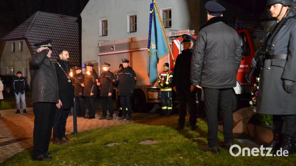 Der erste Vorsitzende des Kriegervereins Burgtreswitz Hans Höcker und Moosbachs Bürgermeister Armin Bulenda (vorn von links) legten gemeinsam einen Kranz am Kriegerdenkmal nieder. Das Bläser-Ensemble umrahmte die Gedenkfeier. Bild: gi
