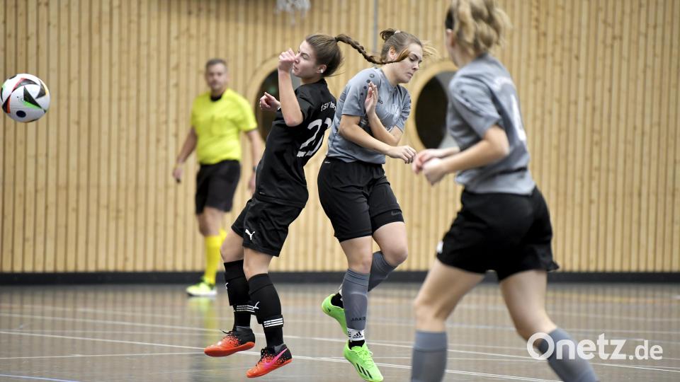Spannenden Frauenfußball in der Halle bot der Medi-Fit-Cup in Kümmersbruck. Das Bild zeigt eine Szene aus der Partie zwischen dem 1. FC Schwarzenfeld (graue Trikots) gegen den TSV Theuern I. Bild: Hubert Ziegler