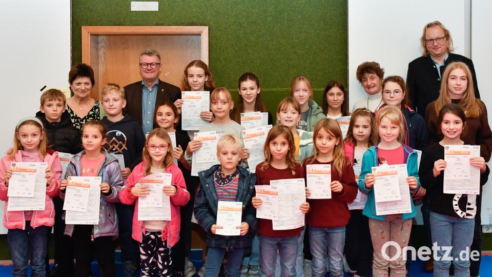 Beim Tus Rosenberg wurden erneut Sportabzeichen verliehen. Hier die Gruppe der Kinder und Jugendlichen mit (hintere Reihe) Übungsleiterin Helga Sporrer, Bürgermeister Michael Göth sowie Prüferin Sigrid Pilhofer und Horst Perrey (Zweiter TuS-Vorsitzender). Bild: Petra Hartl