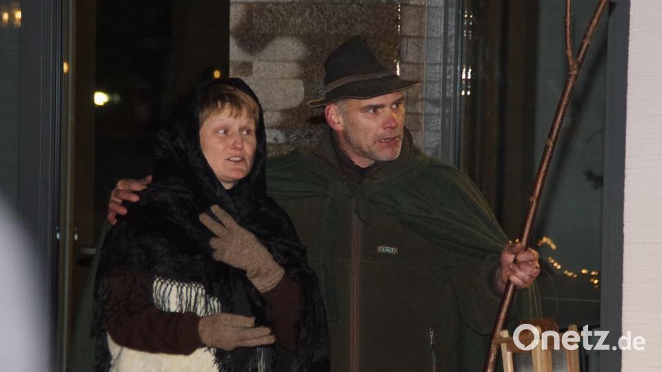 Claudia Kulzer und Stephan Vogl als Maria und Josef bei der abendlichen Herbergssuche. Bild: lg