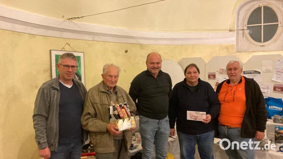 Die Kolpingsfamilie Kemnath hatte zum Preisschafkopf eingeladen. Gewonnen hat Beatrix Mitschke (Zweite von rechts) aus Bayreuth. Den zweiten Platz konnte sich Bernhard Emmerig aus Kemnath, den Trostpreis Josef Püttner (Dritter und Vierter von rechts) sichern. Es gratulierten Georg Panzer (links) und Josef Fischer (rechts). Bild: Kolpingsfamilie Kemnath/exb