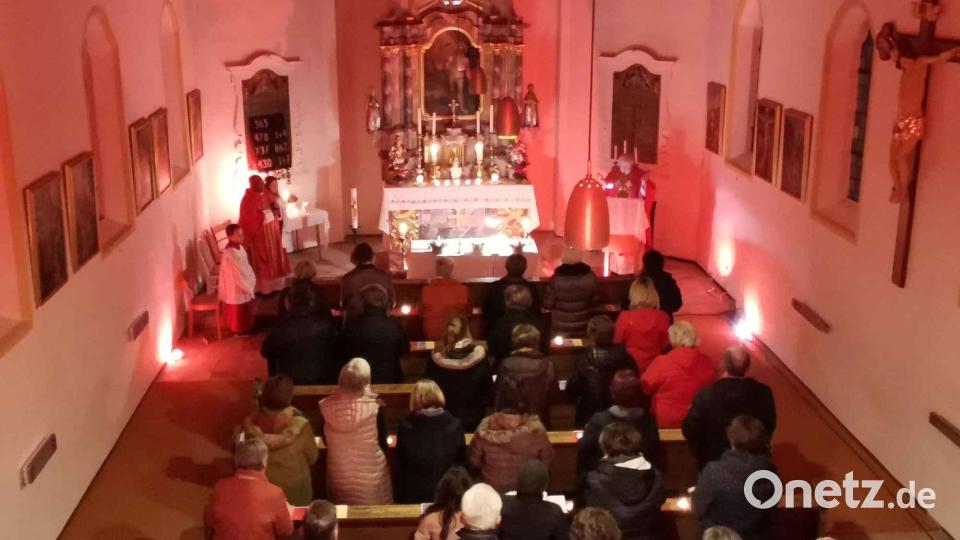 Pfarrer Erwin Bauer zelebriert mit Kaplan Basil den Gedenkgottesdienst. Bild: gz
