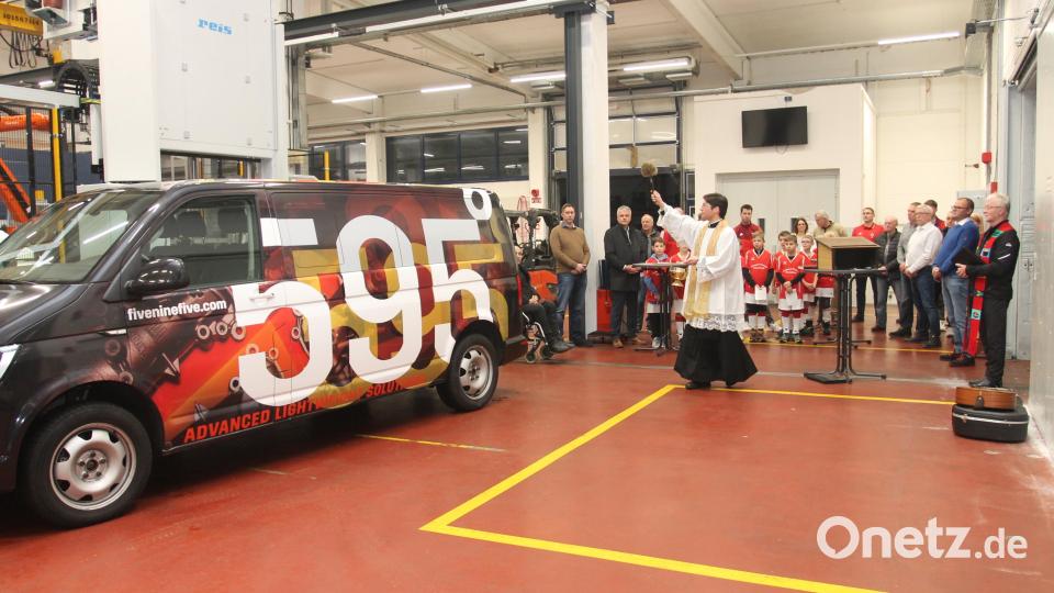 Pfarrer Georg Gierl segnet den neuen Kleinbus des TSV Flossenbürg und wünscht wie Pfarrer Wilfried Römischer (rechts) stets unfallfreie Fahrt. Bild: pi