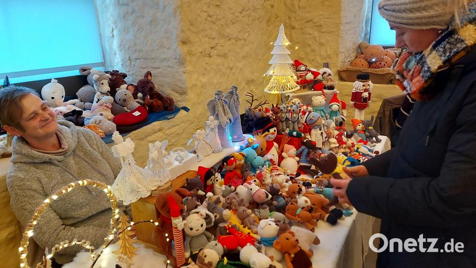 Kunterbunte textile Handwerkskunst mit Figuren aus Märchen und Fernsehserien gibt es in der Gewölbehalle. Bild: lg