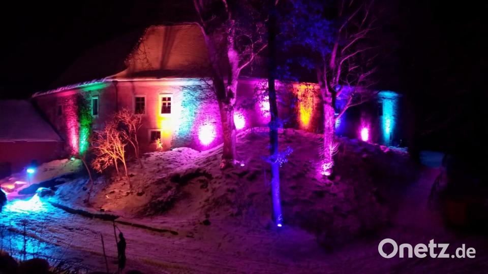 Die angestrahlten fast 900 Jahre alten mittelalterlichen Schlossmauern begeisterten die Besucher. Bild: gi