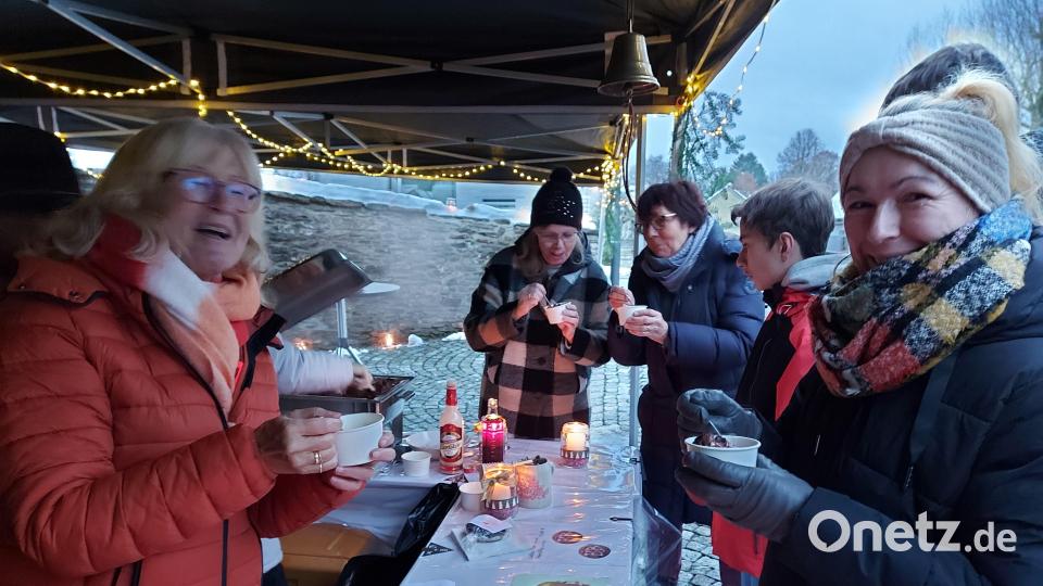 Verführerisch sind die süßen Bratäpfel mit Eierlikör oder Amaretto, die das CeBB-Team anbietet. Bild: lg