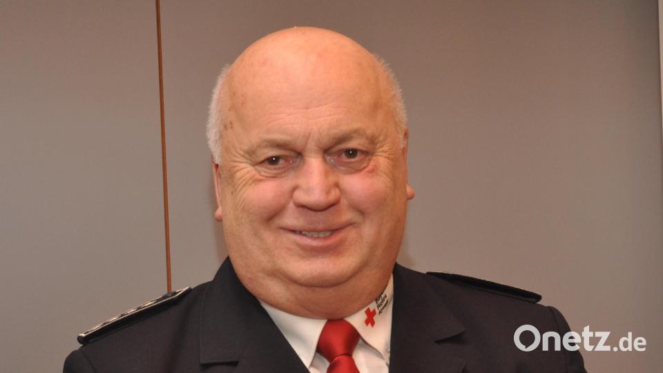 Bereitschaftsleiter Gerd Kincl wird für 25 Jahre als Bereitschaftsleiter gewürdigt. Bild: dob
