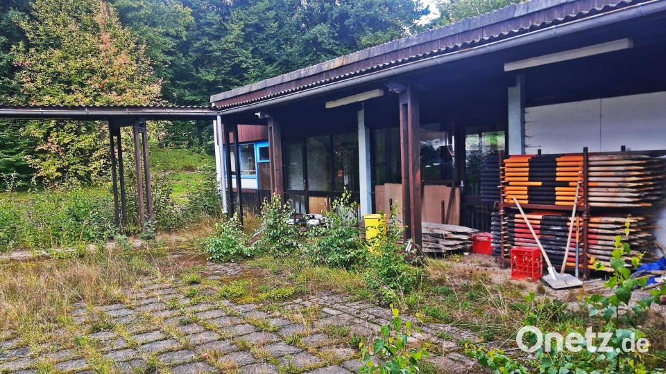 Hier am ehemaligen Kiosk mussten die Badegäste oft länger anstehen, um an ein Eis oder ein Paar Wiener zu kommen. Bild: ld
