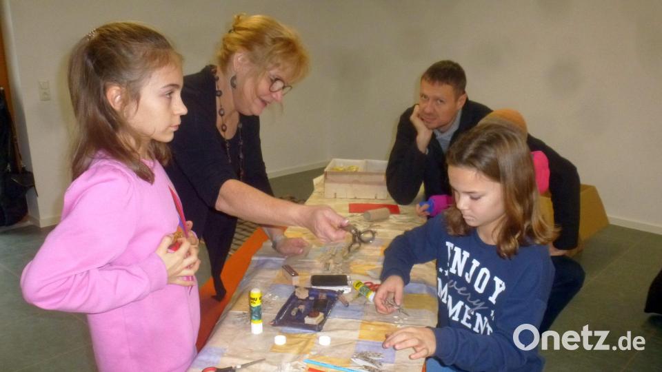 Ingrid Scheck bastelt zwei Stunden mit Kindern bei der Aktion &quot;Sternstunden&quot; in Schwarzhofen. Bild: mad