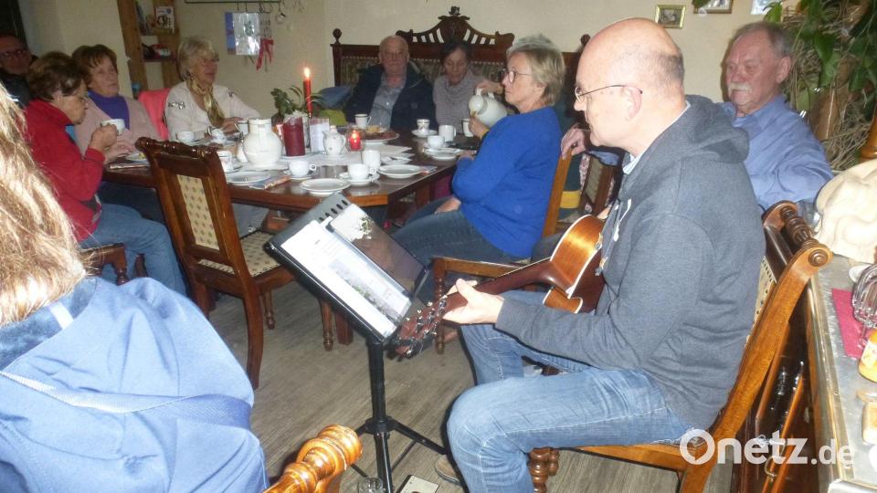 Jürgen Zach unterhält eine Stunde lang mit Gitarre und Gesang. Bild: mad