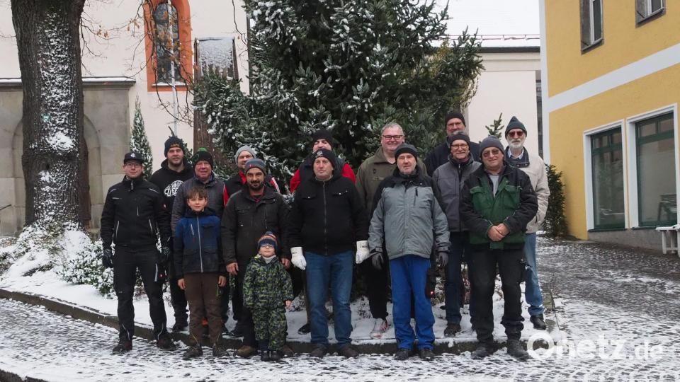 Eine Helferschar des OWV Waldthurn hat beim Baumaufstellen mitgearbeitet. Bild: Helmut Gollwitzer/OWV