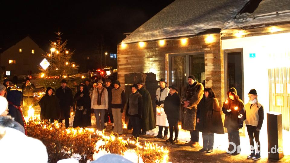 „Macht hoch die Tür“ singen die Teilnehmer der Herbergssuche beim stimmungsvollen Schlusspunkt der Adventveranstaltung am CeBB und Zäch-Haus. Bild: lg
