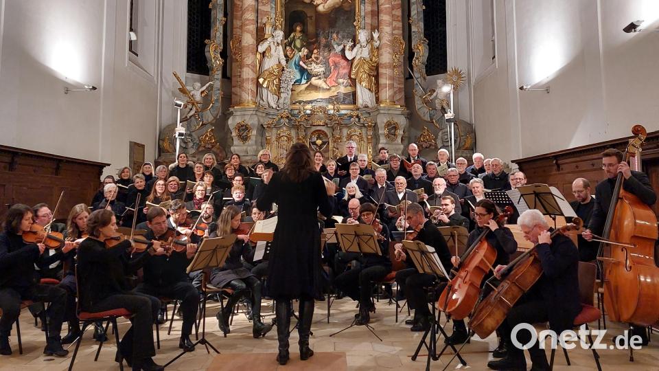 Auf deutliche Geschlossenheit fixiert sind Kantorei und Orchester beim Weihnachtsoratorium in St. Michael. Bild: Kunz