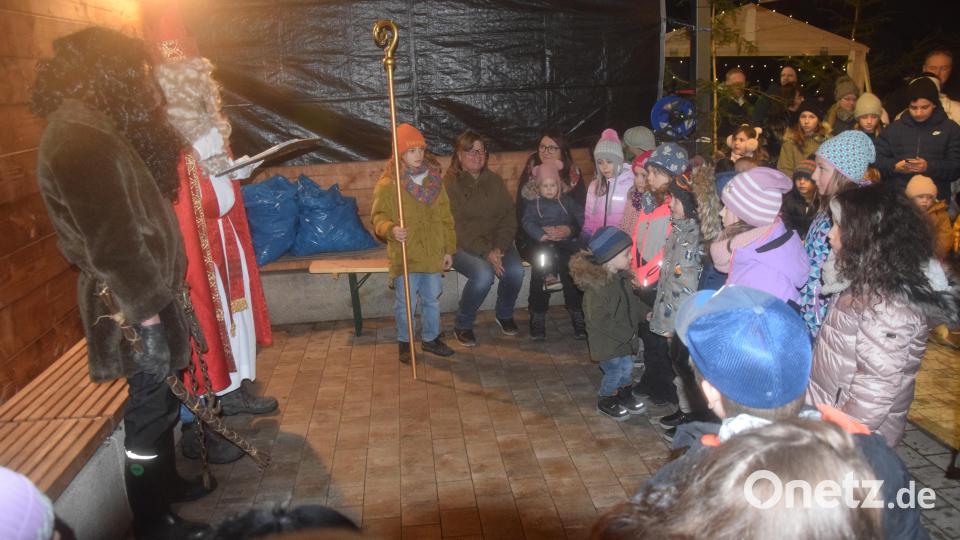 Der Nikolaus lobte und tadelte die Turnkinder und verteilte an alle Kinder auf dem Weihnachtsmarkt ein Nikolaussäckchen. Bild: fz