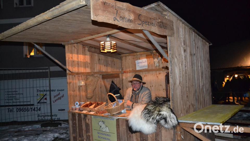 Am Stand von Johannes Schweigl. Auch Schafe konnten gestreichelt werden. Bild: gi