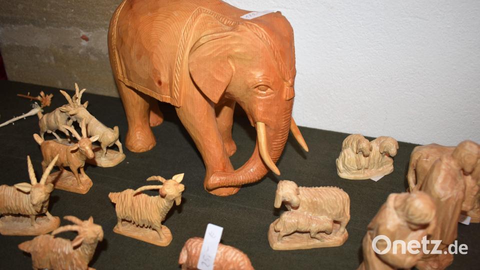 Neben der Weihnachtskrippe vor dem Rathaus sind auch Schnitzarbeiten der Schnitzergemeinschaft Grafenwöhr im Rathaus zu bewundern. Bild: rgr